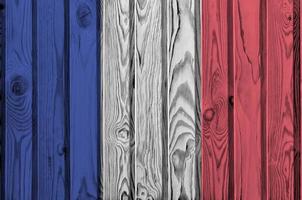 bandera de francia representada en colores de pintura brillante en la pared de madera vieja. banner texturizado sobre fondo áspero foto