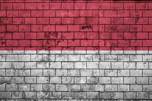 la bandera de indonesia está pintada en una vieja pared de ladrillos foto