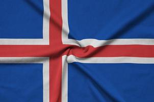 la bandera de islandia está representada en una tela deportiva con muchos pliegues. bandera del equipo deportivo foto