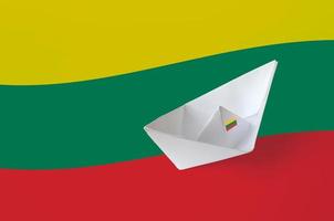 bandera de lituania representada en primer plano de barco de origami de papel. concepto de artes hechas a mano foto