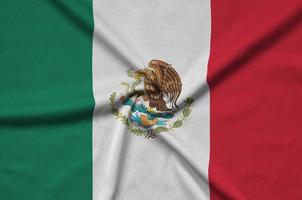la bandera de méxico está representada en una tela deportiva con muchos pliegues. bandera del equipo deportivo foto