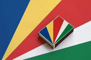 la bandera de seychelles se representa en una caja de fósforos que se encuentra en una bandera grande foto