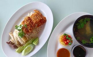 arroz de pollo hervido mezclado con pollo frito servido con caldo y salsa, vista superior. la comida callejera más popular en tailandia se llama khao mun gai. foto