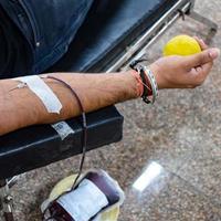 donante de sangre en el campamento de donación de sangre sostenido con una pelota hinchable en la mano en el templo balaji, vivek vihar, delhi, india, imagen para el día mundial del donante de sangre el 14 de junio de cada año, campamento de donación de sangre foto