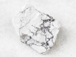 piedra de howlita cruda en blanco foto