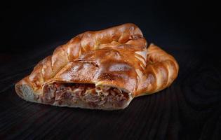 delicioso pastel de carne rústico. pasteles caseros. foto