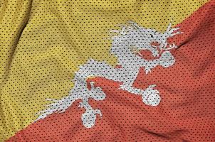 Bandera de Bután impresa en una tela de malla deportiva de nailon y poliéster. foto