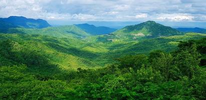 hermoso paisaje de montaña. bosque verde o selva profunda con tacón de montaña y cielo nublado. belleza de la naturaleza y el concepto de papel tapiz natural foto