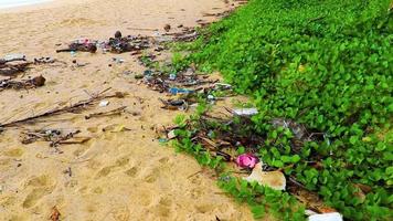 müll schmutz plastikgiftmüll und verschmutzung am strand thailand.