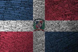 la bandera de la república dominicana se muestra en la pantalla con el código del programa. el concepto de tecnología moderna y desarrollo de sitios foto
