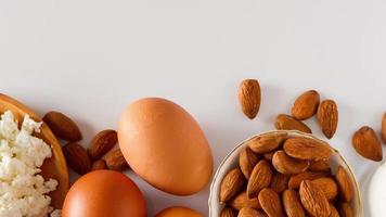 Proteinnahrung auf weißem Hintergrund - Hüttenkäse, Eier, Nüsse. eine Reihe gesunder Lebensmittel für eine ausgewogene Ernährung. video