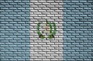 la bandera de guatemala está pintada en una vieja pared de ladrillos foto