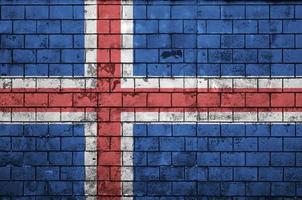 la bandera de islandia está pintada en una pared de ladrillo vieja foto