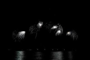 celebración de fuegos artificiales sobre el mar en la playa de pattaya foto