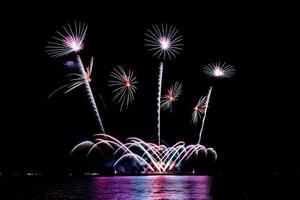 celebración de fuegos artificiales sobre el mar en la playa de pattaya foto