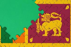 la bandera de sri lanka se representa en un rompecabezas completo con espacio de copia verde libre en el lado izquierdo foto