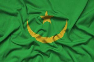 la bandera de mauritania está representada en una tela deportiva con muchos pliegues. bandera del equipo deportivo foto
