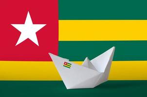 togo bandera representada en papel origami barco primer plano. concepto de artes hechas a mano foto