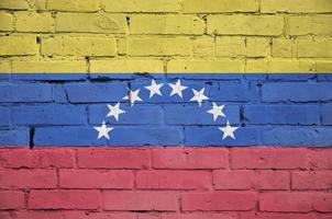 la bandera de venezuela está pintada en una vieja pared de ladrillos foto