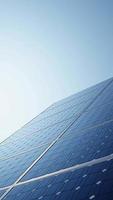 primer plano de la planta de energía de batería solar fotovoltaica moderna. filas de células solares de energía sostenible. concepto de ecología y tecnología de energía alternativa. tiro de seguimiento. vídeos verticales video