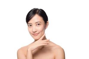 retrato de una hermosa joven asiática limpia el concepto de piel desnuda y fresca. chica asiática belleza cara cuidado de la piel y bienestar de la salud, tratamiento facial, piel perfecta, maquillaje natural sobre fondo blanco
