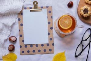 hoja de papel en blanco y vista superior de decoración acogedora de otoño. copie el espacio para el texto de otoño foto