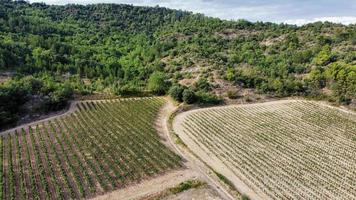 drone vista del paisaje rural en saint-hilaire sur de francia 2 foto