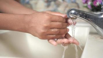 frotter une barre de savon ensemble dans les mains sous le robinet d'eau courante video