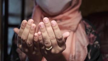 Hände einer Frau, die sie beim Beten vor sich hält video