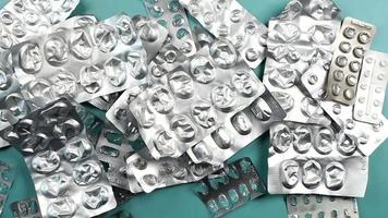 Des packs de pilules d'aluminium vides entassés video