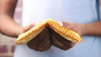 mãos abrindo uma massa de torta de maçã assada em flocos video