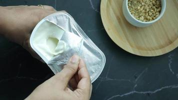removendo a embalagem de papel alumínio de um pote de cream cheese video