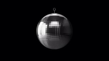 Bola de espelho de discoteca brilhante 3D pendurada no ar contra o fundo do canal alfa. boate ou elemento decorativo de festa, equipamento brilhante, balão brilhante, vida noturna. símbolo retrô anos 80 em 4k video