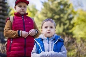 retrato de un niño en el bosque en primavera. dar un paseo por el parque verde al aire libre. la luz mágica de los rayos del sol se queda atrás. espacio para copiar. enfoque selectivo. foto