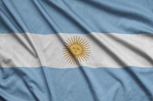 La bandera argentina está representada en una tela deportiva con muchos pliegues. bandera del equipo deportivo foto
