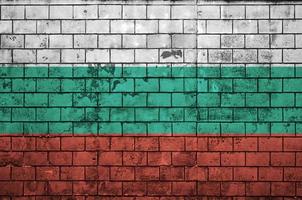 la bandera de bulgaria está pintada en una vieja pared de ladrillos foto