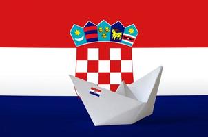 bandera de croacia representada en primer plano de barco de origami de papel. concepto de artes hechas a mano foto