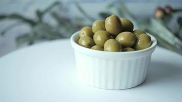 grüne Oliven in kleiner runder Schale video