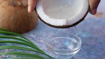 Kokoswasser frisch aus der offenen Frucht gegossen