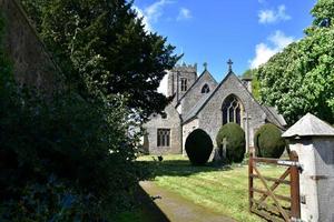 fantástica arquitectura de una iglesia de piedra en Inglaterra foto