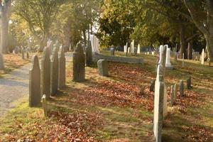 lápidas antiguas en un cementerio en otoño foto