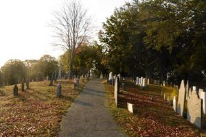 sendero estrecho en un cementerio en otoño foto