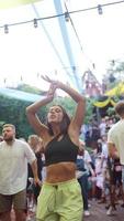 donna danza e avendo divertimento a all'aperto festa video