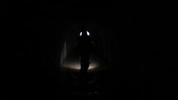 explorateurs allant dans les grottes souterraines video