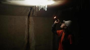 exploradores que van a las cuevas de agua subterránea video