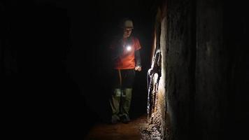 upptäcktsresande gående i de underjordisk vatten grottor video