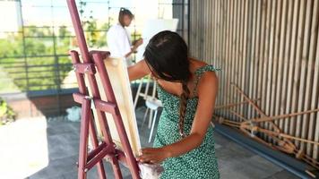 une femme peignant en classe d'art video