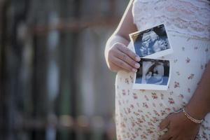 vientre de mujer embarazada. concepto de embarazo foto