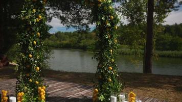 grüner und zitronenfarbener Hochzeitsaltarbogen und Sitzgelegenheiten für Gäste video