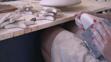 arte della ceramica fatta a mano in un laboratorio di ceramica video